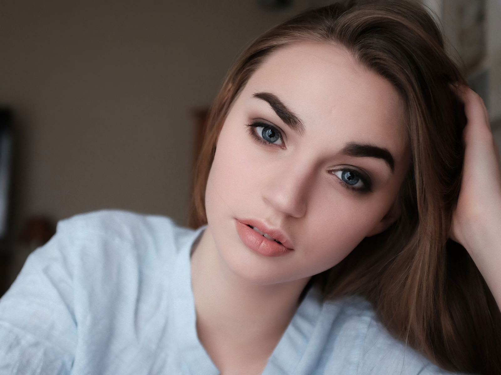 Красивый взгляд молодой девушки