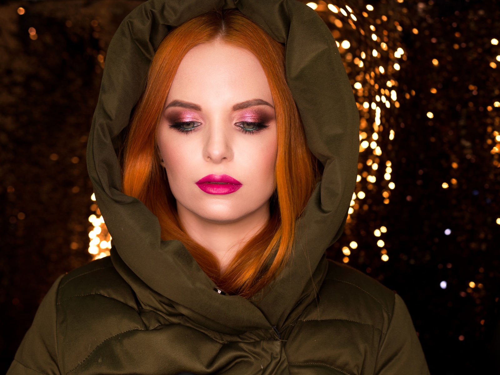 Красивая рыжеволосая девушка в теплой куртке 