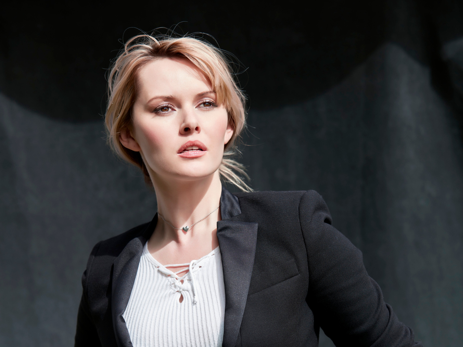 Красивая стильная кареглазая блондинка в черном пиджаке 