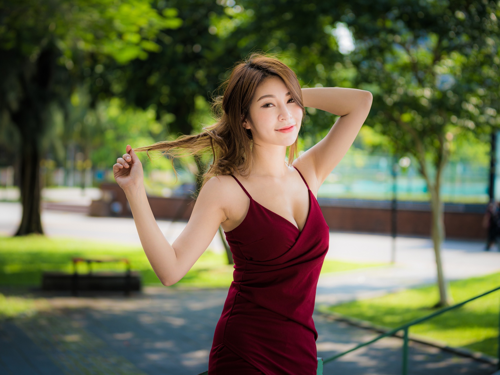 Красивая молодая азиатка в красном платье