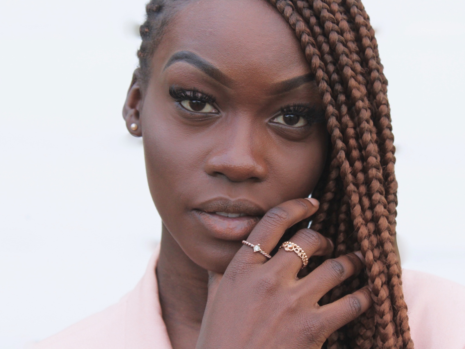 Темнокожая девушка с косичками крупным планом