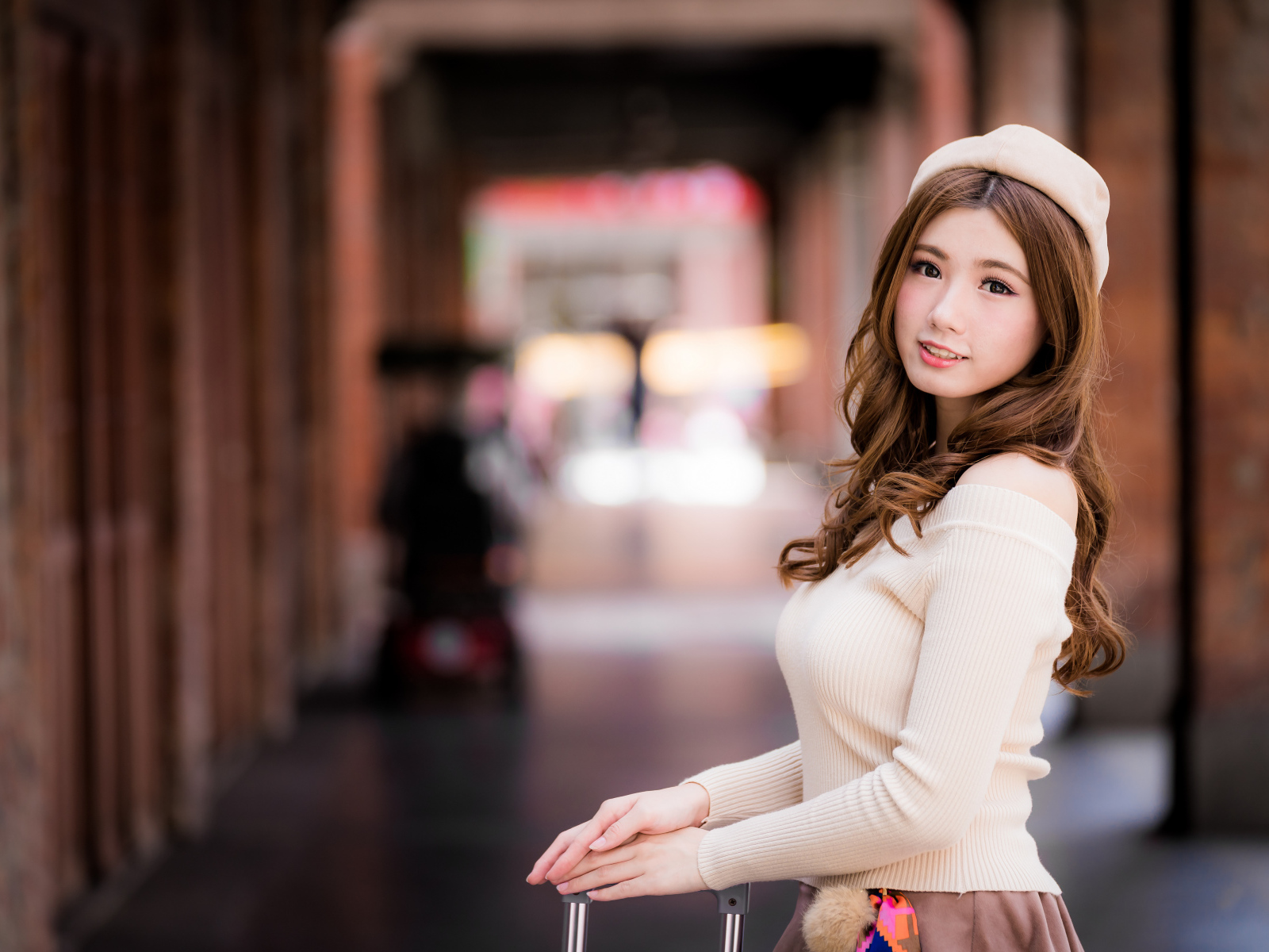 Милая азиатка в берете на вокзале