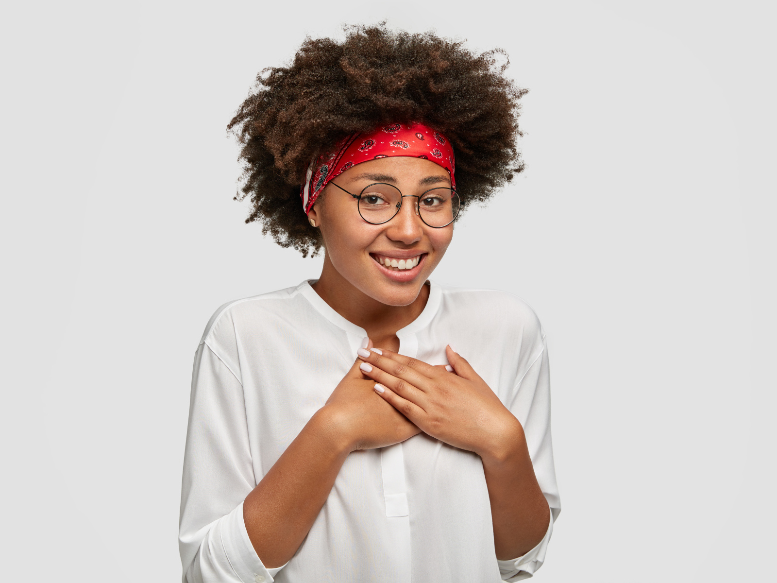 Милая девушка в очках в белой рубашке 