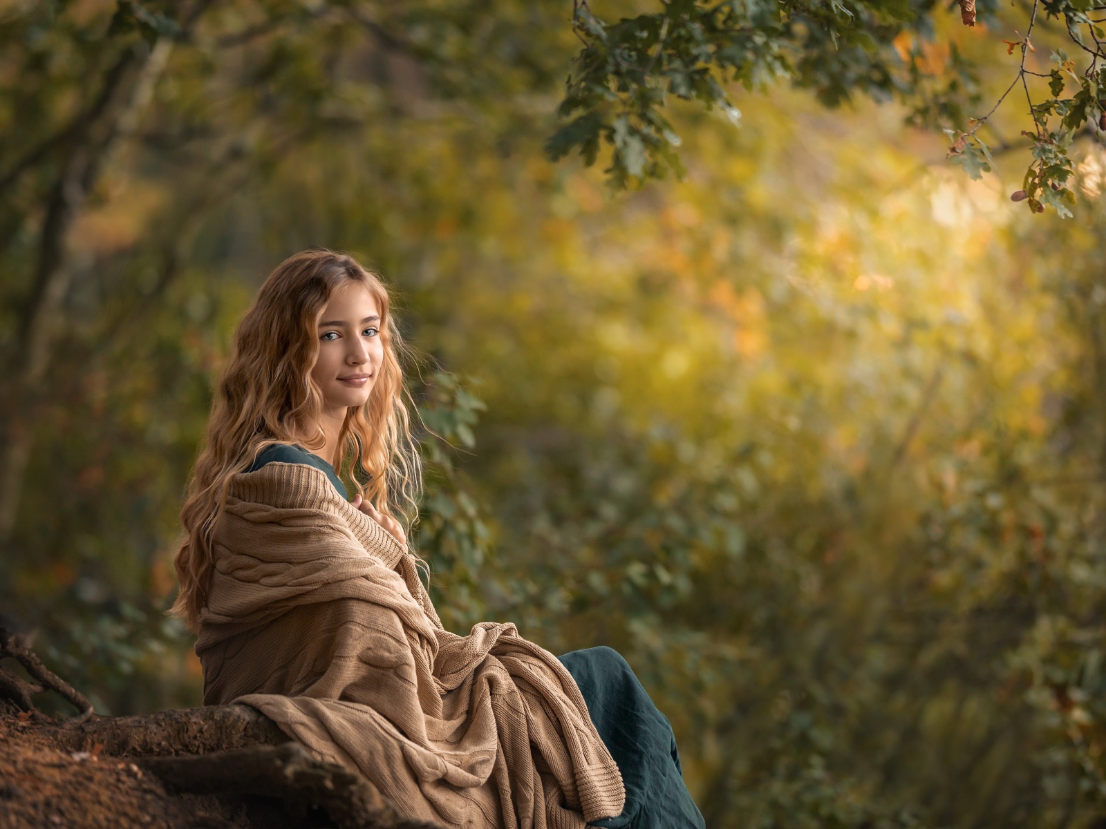 Милая длинноволосая девушка в теплой накидке 