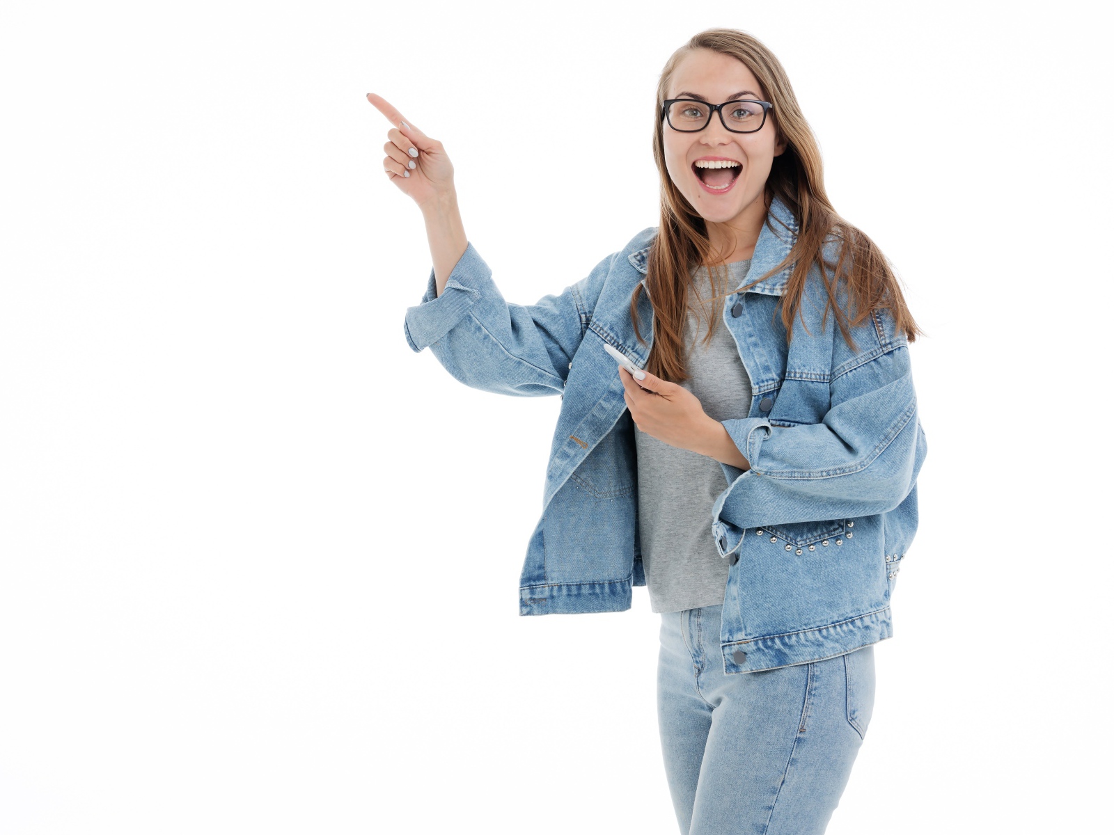 Девушка в джинсовом костюме в очках на белом фоне