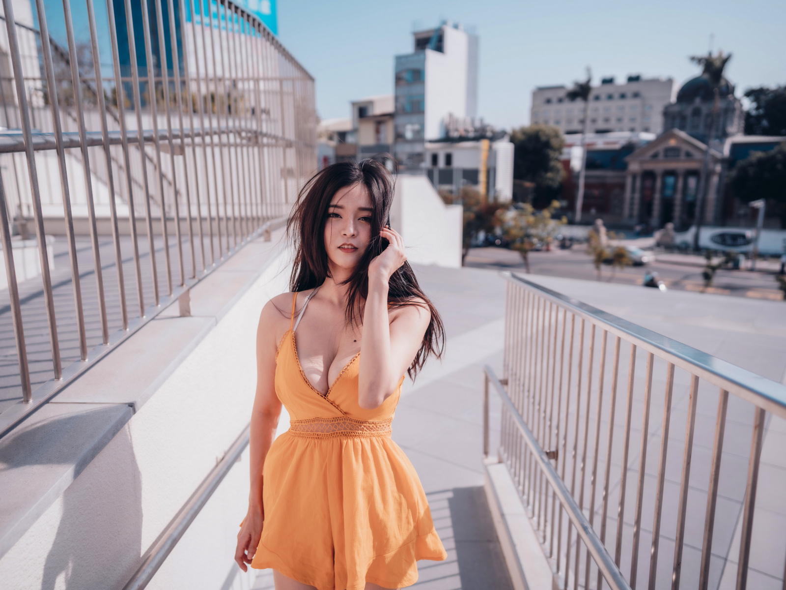 Девушка в коротком платье у перил 