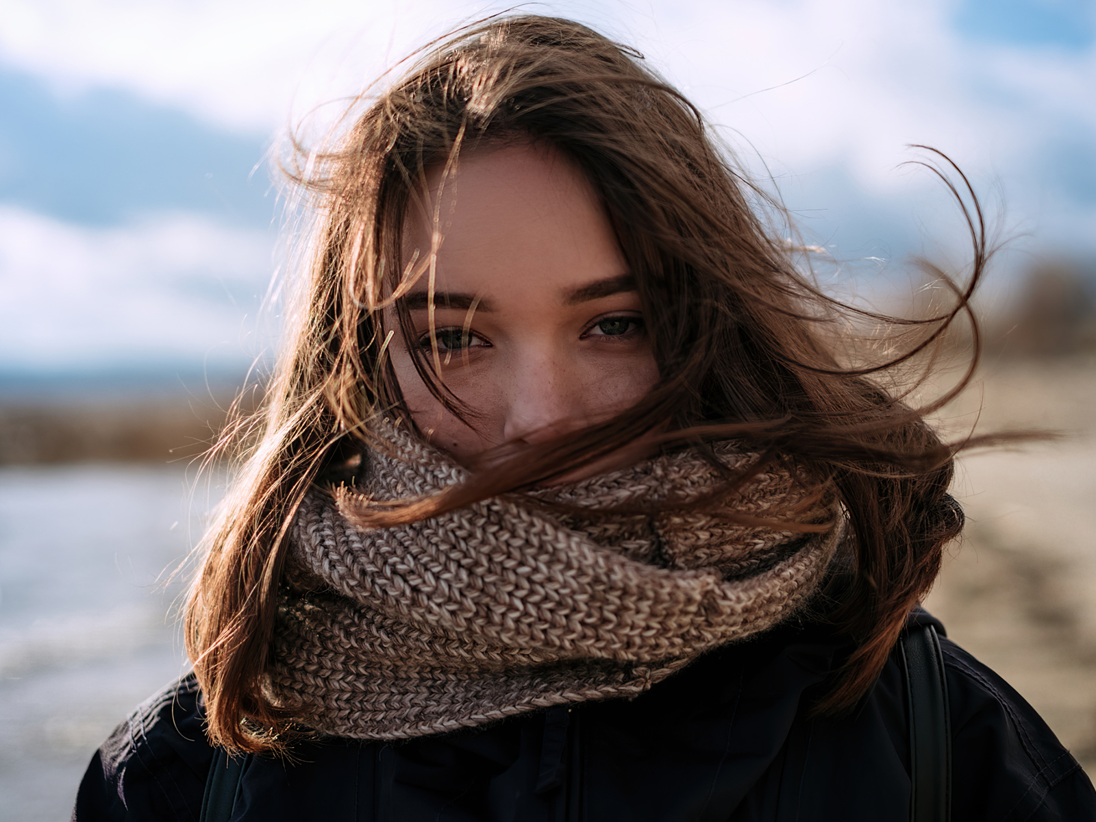 Девушка с теплым вязаным шарфом на лице