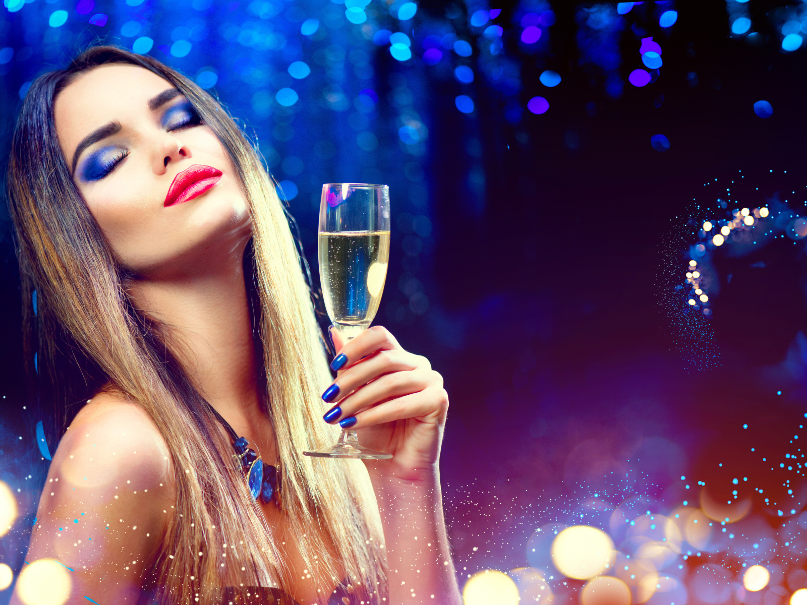 Девушка с закрытыми глазами с ярким макияжем с бокалом шампанского в руке