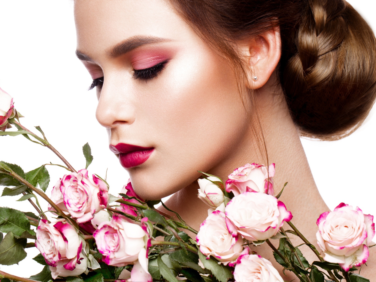 Девушка с нежным макияжем с букетом роз в руках