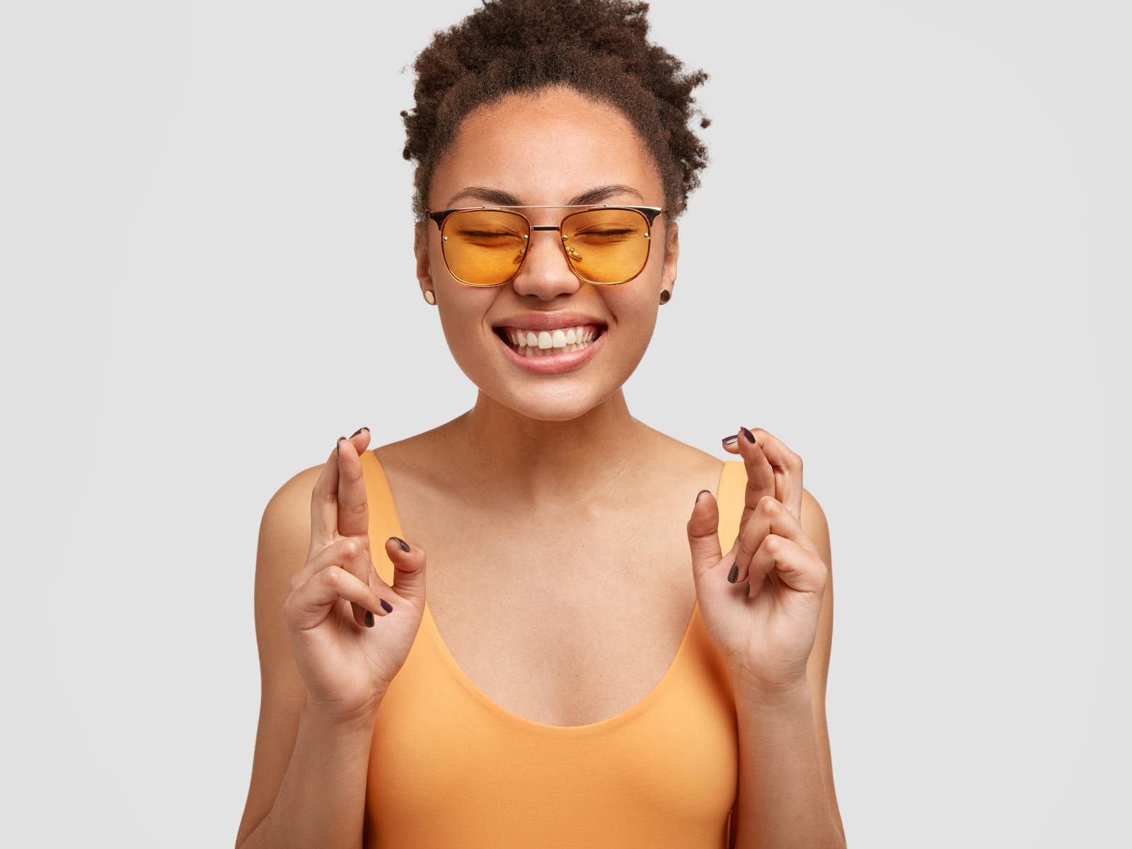 Девушка в очках загадывает желание 