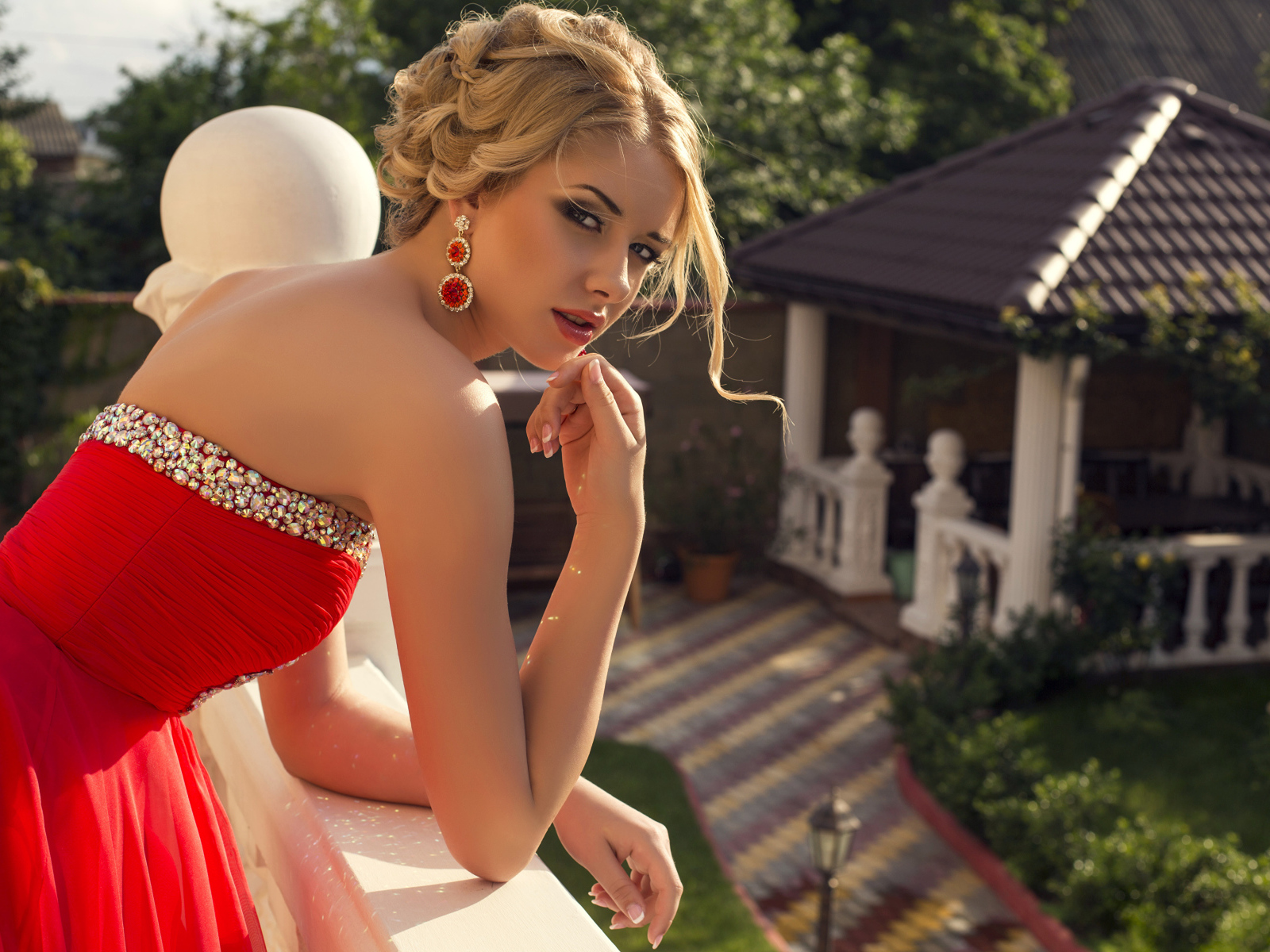 Девушка с прической в красивом красном платье