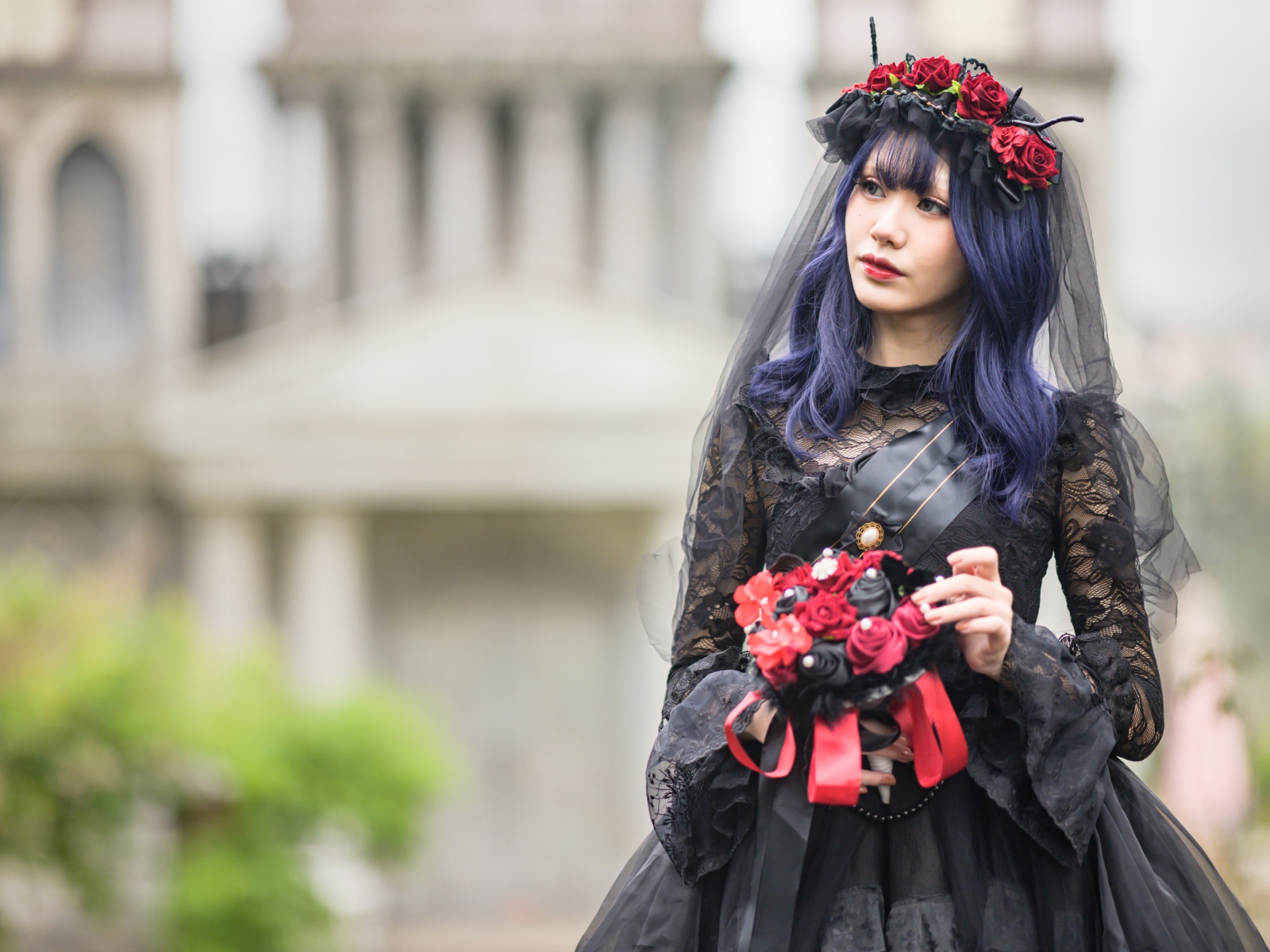 Девушка в черном платье на праздник Хэллоуин 