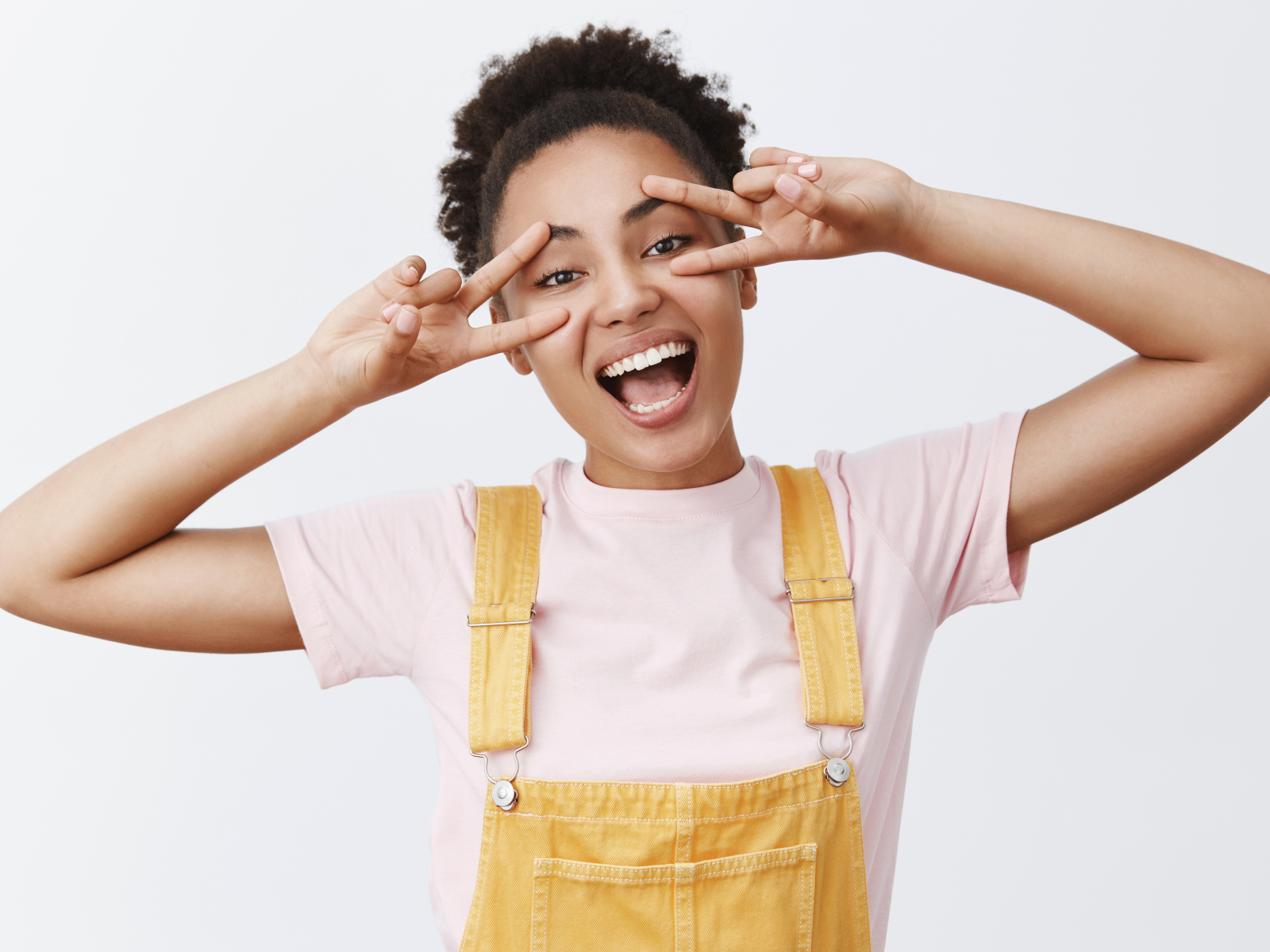 Счастливая девушка с руками у лица 