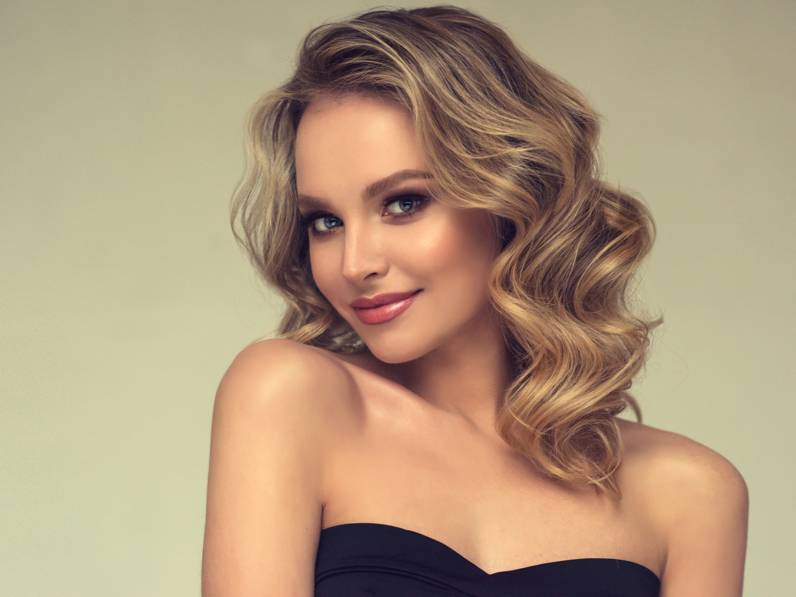 Милая улыбка длинноволосой голубоглазой блондинки