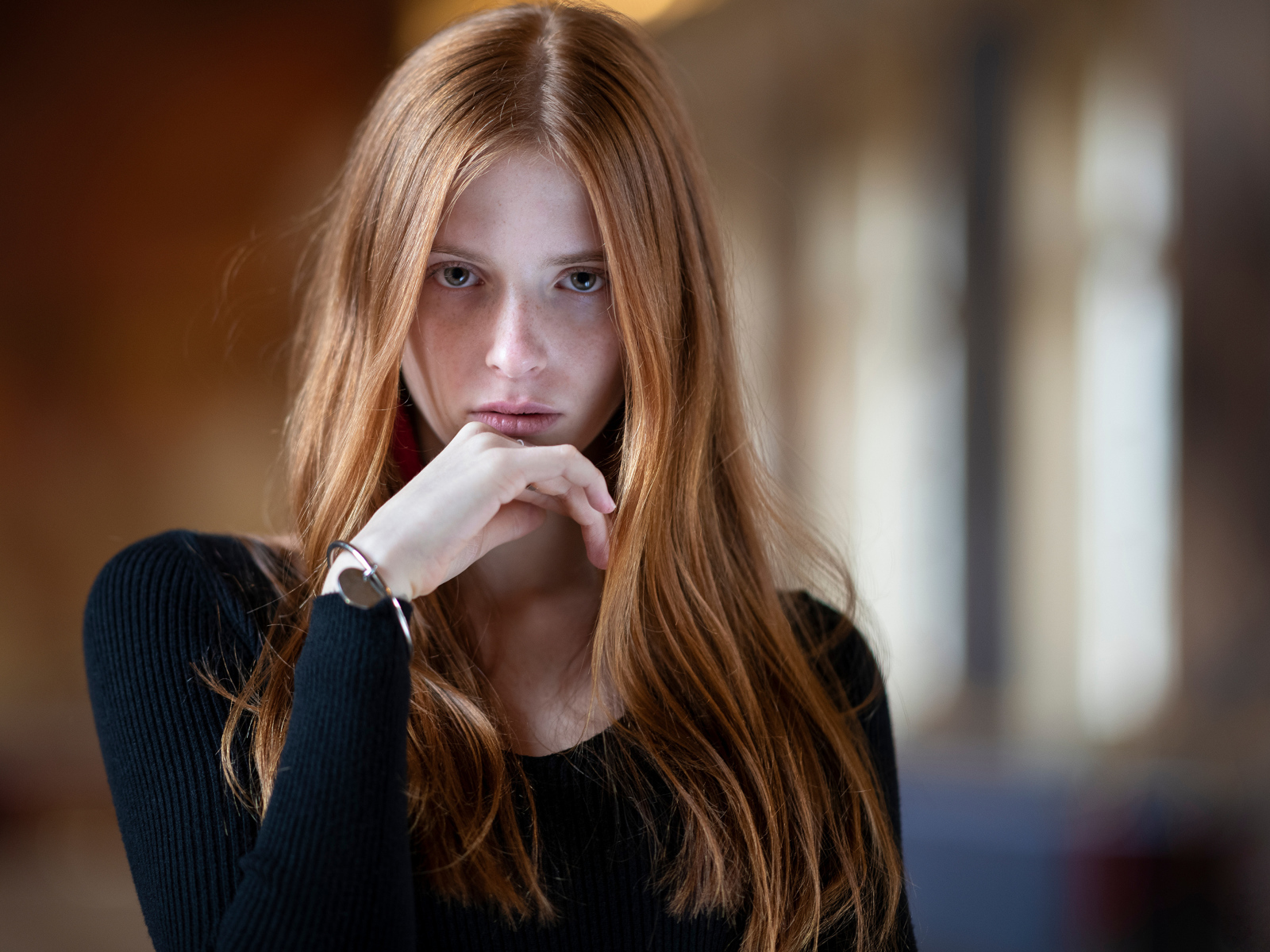 Милая девушка с длинными волосами без макияжа 