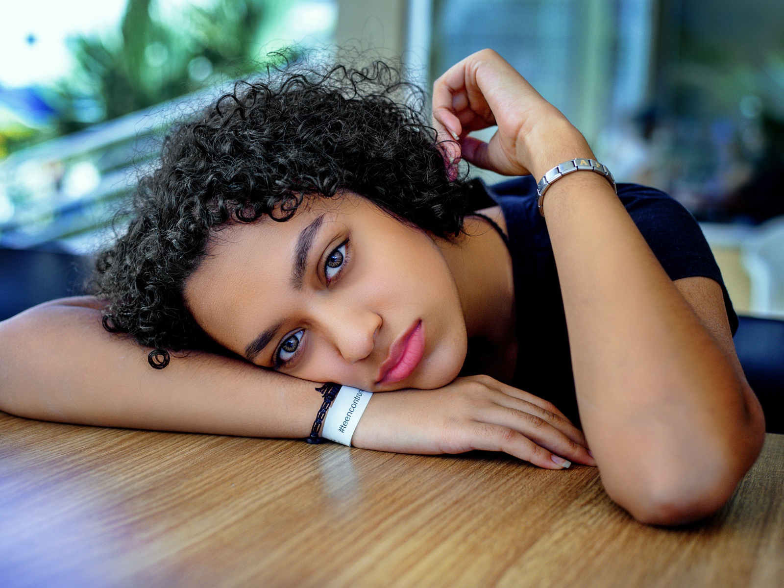 Грустная девушка за столом в кафе