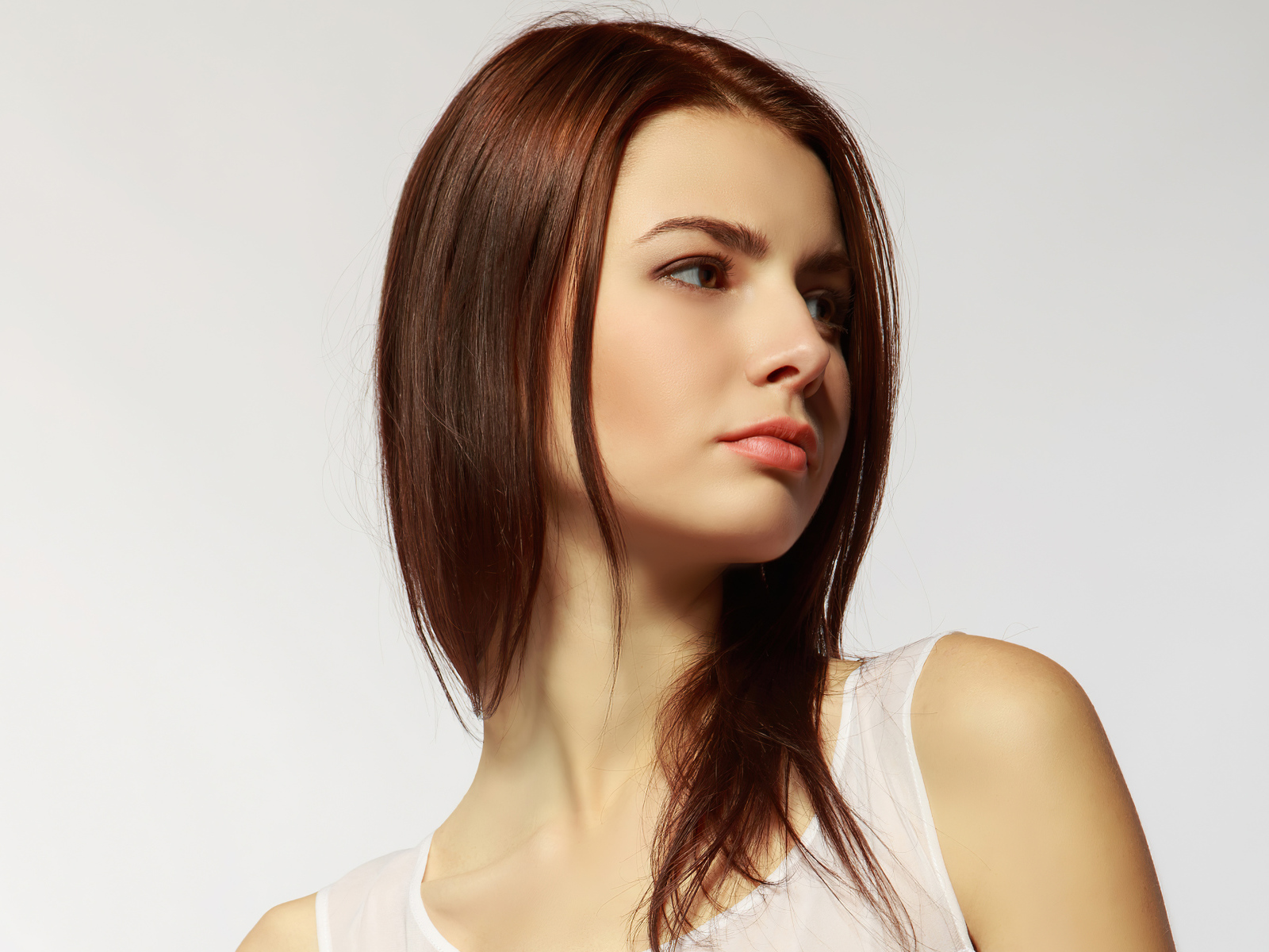 Грустный взгляд  молодой девушки 