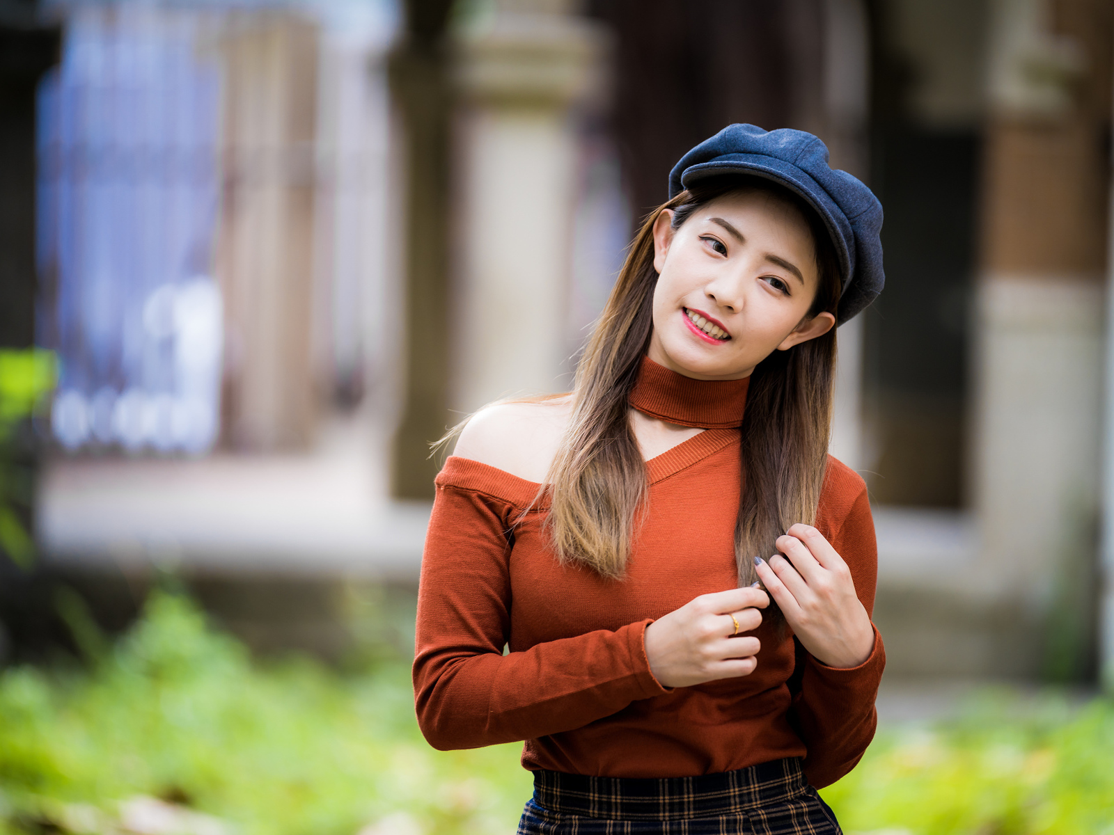 Улыбающаяся азиатка в черной кепке 