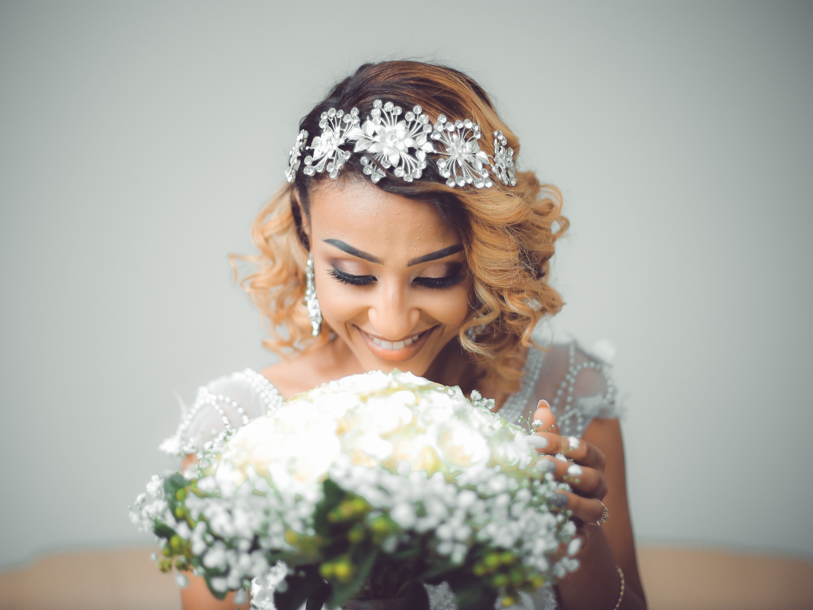 Улыбающаяся девушка невеста с букетом цветов 