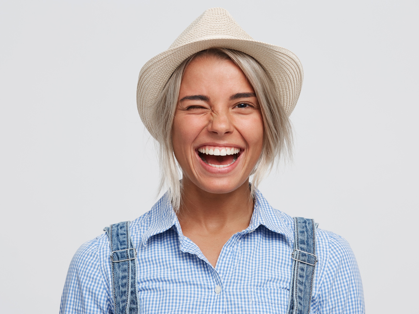 Улыбающаяся девушка фермер в шляпе 