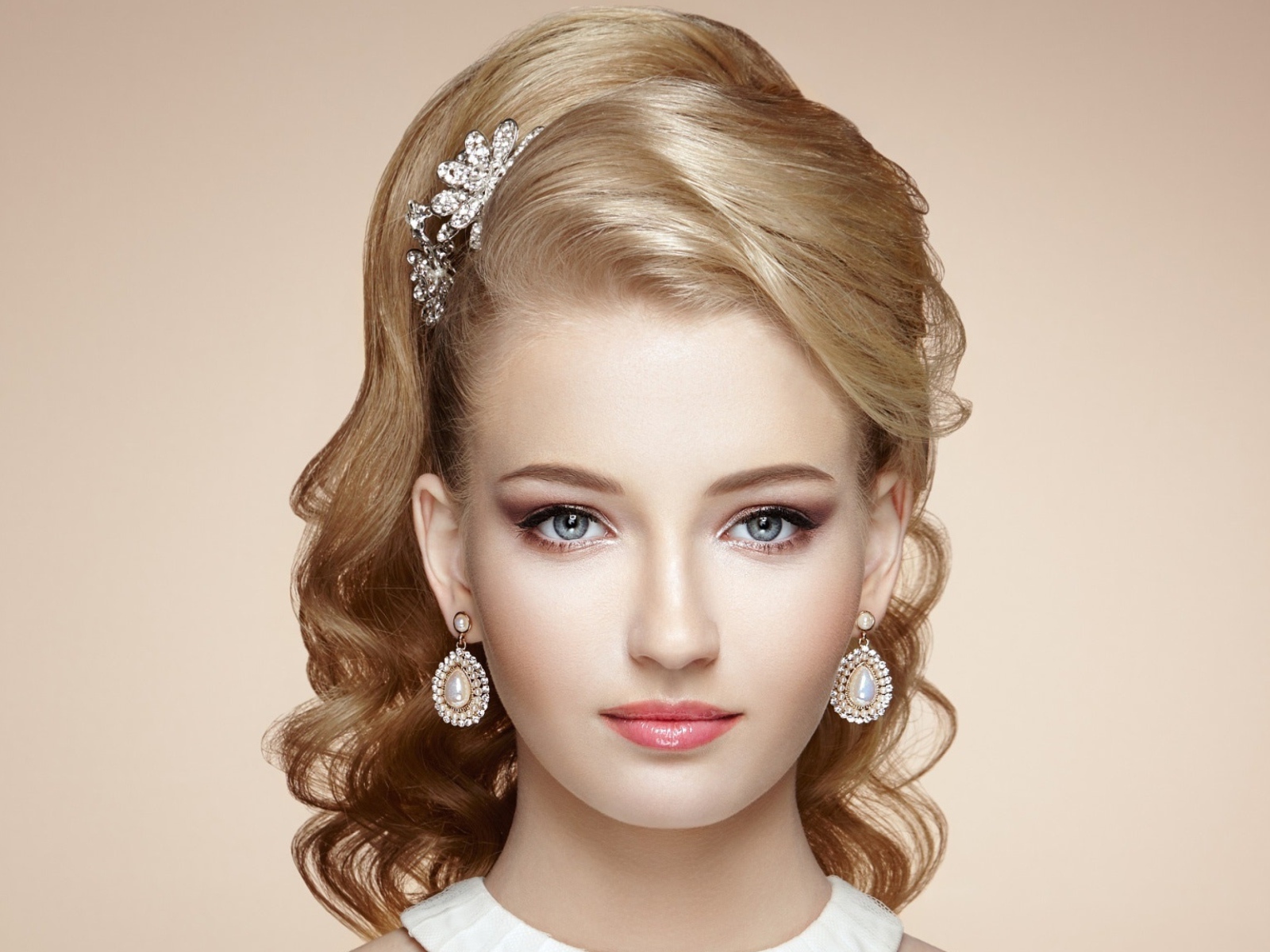 Нежная красивая светловолосая девушка с дорогими украшениями