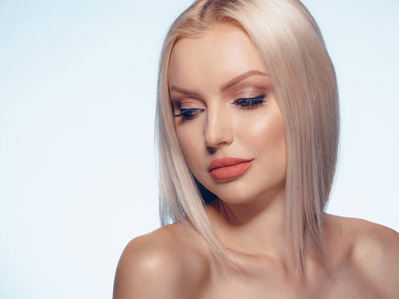 Нежная блондинка с красивым макияжем на лице