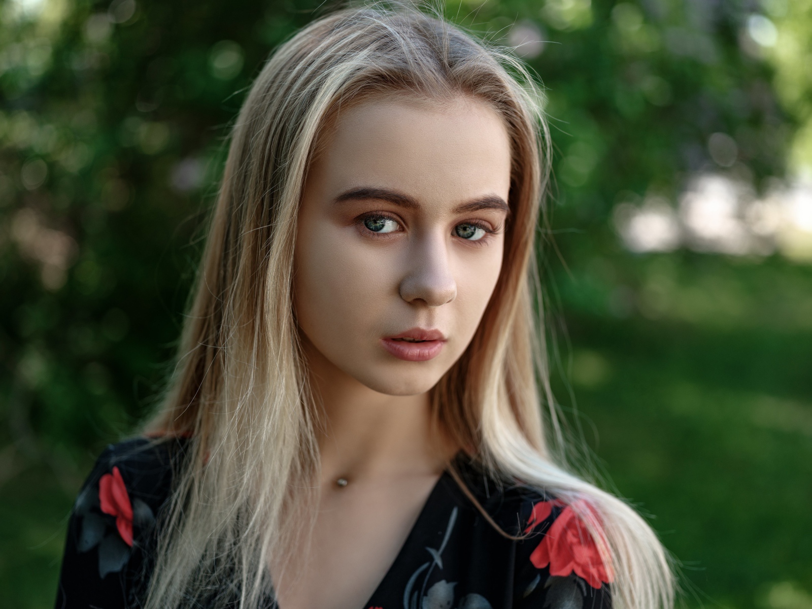 Нежная зеленоглазая блондинка в платье  