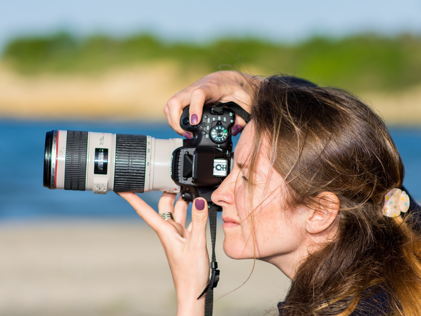 Девушкой делает фото на фотоаппарат 