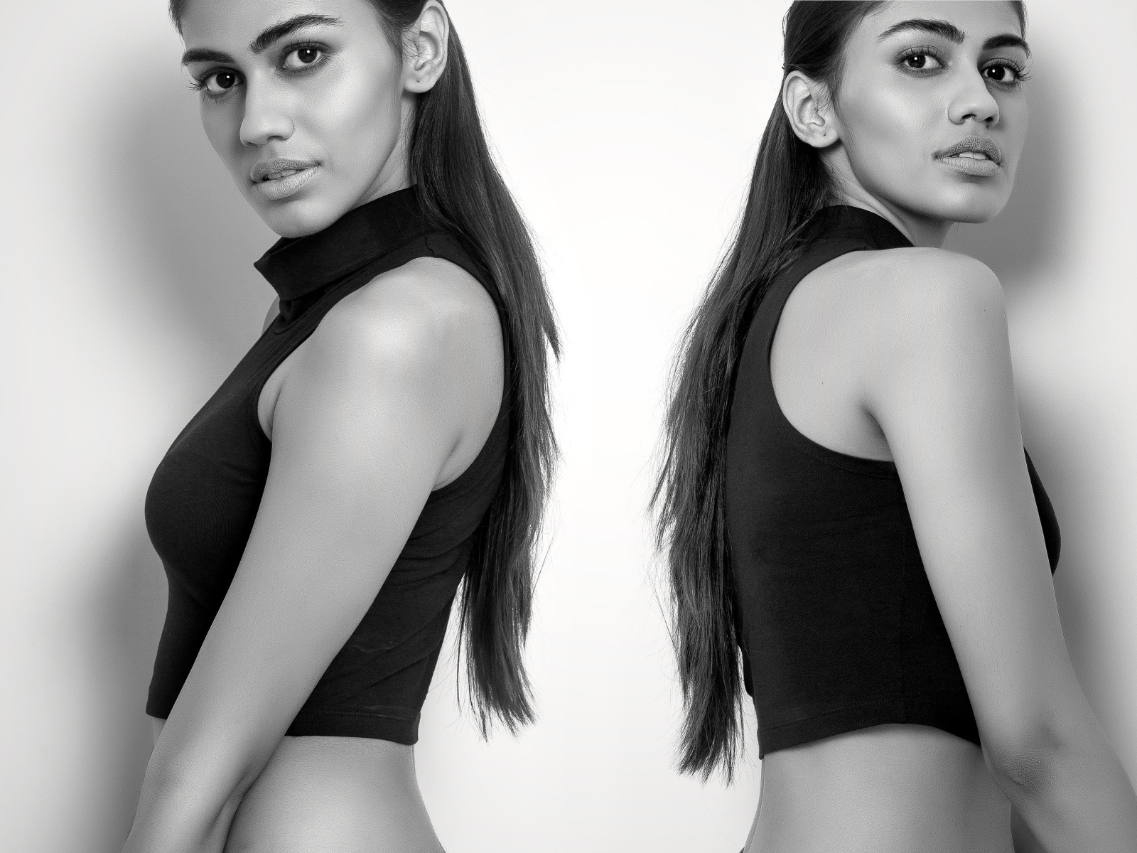 Две девушки сестры - близняшки черно -белое фото 