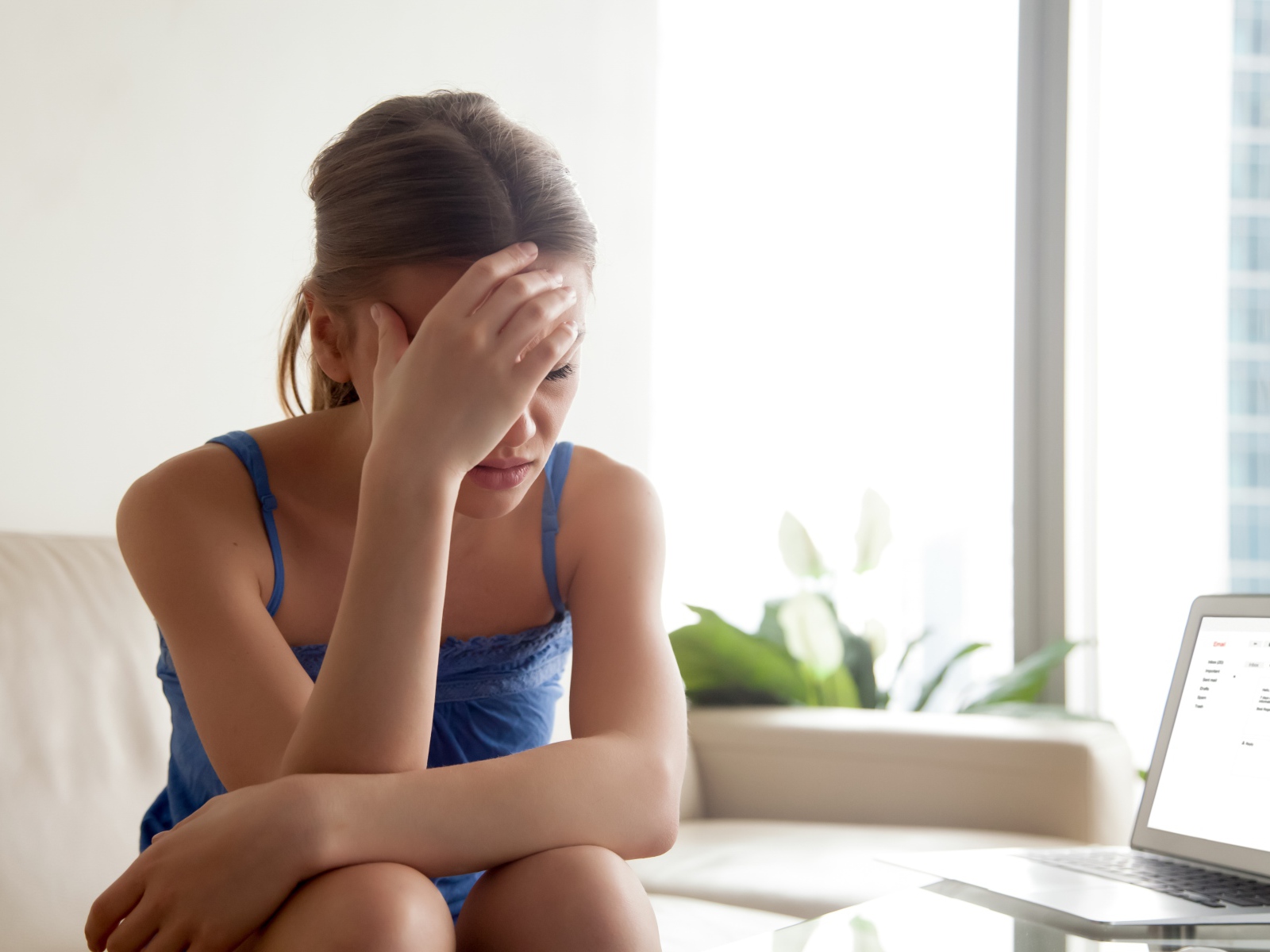 Расстроенная молодая девушка с ноутбуком