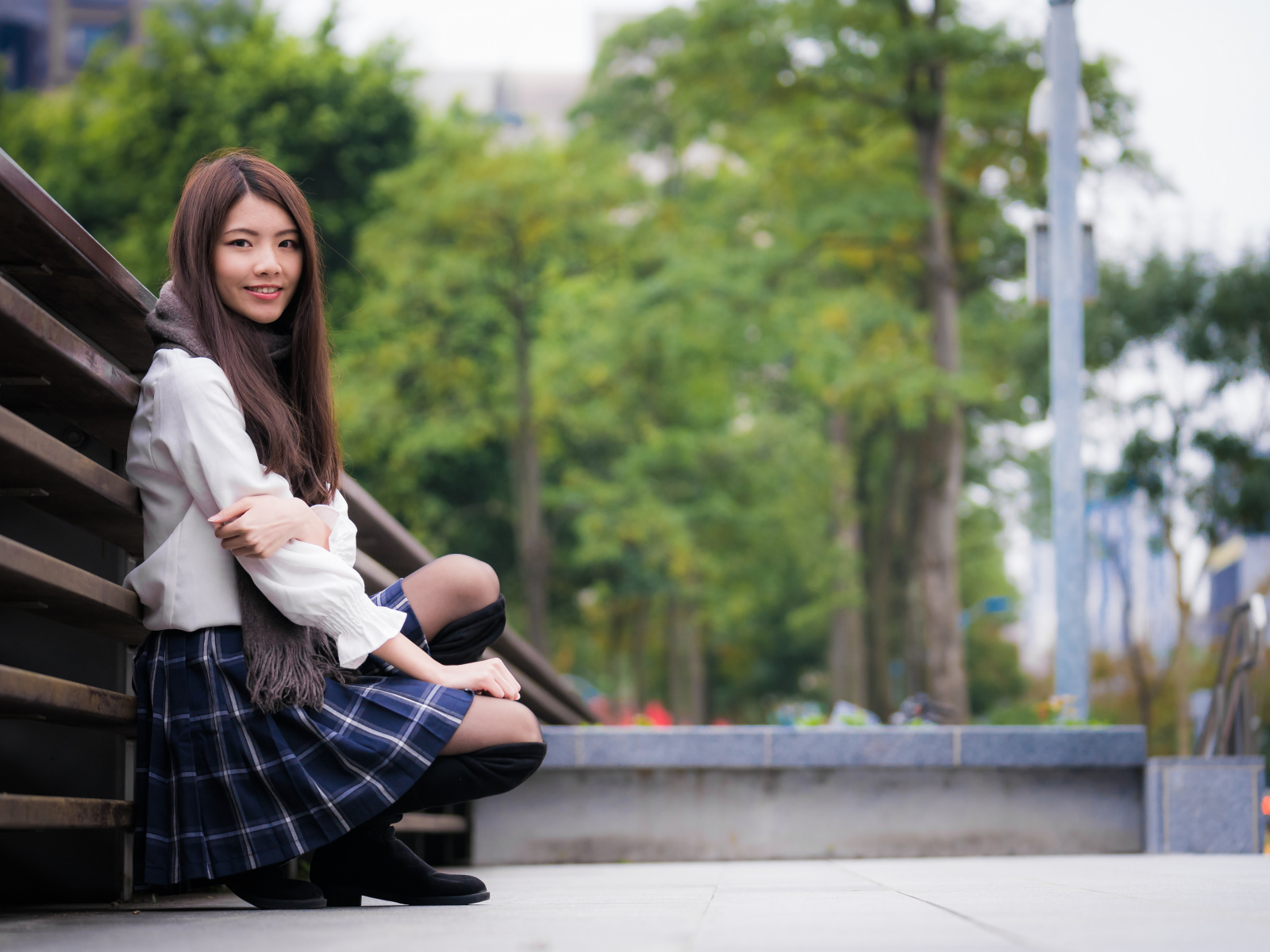 Молодая девушка азиатка в черных сапогах