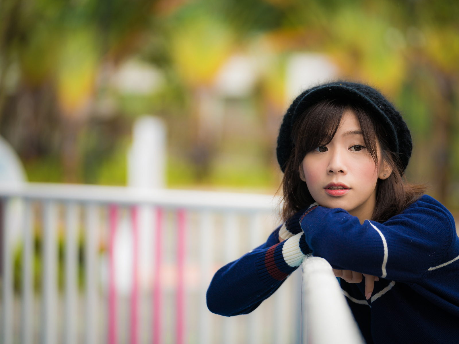 Молодая азиатка в черном берете в парке