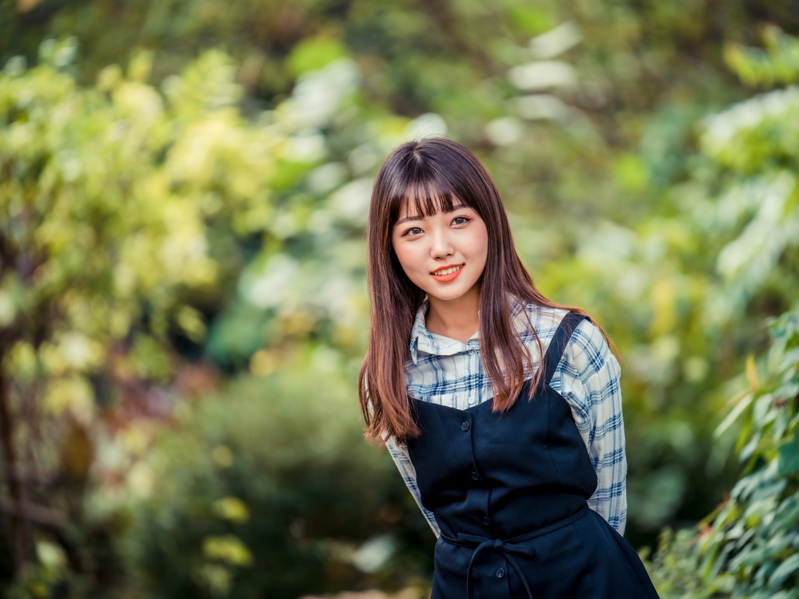 Молодая азиатка в рубашке и черном платье