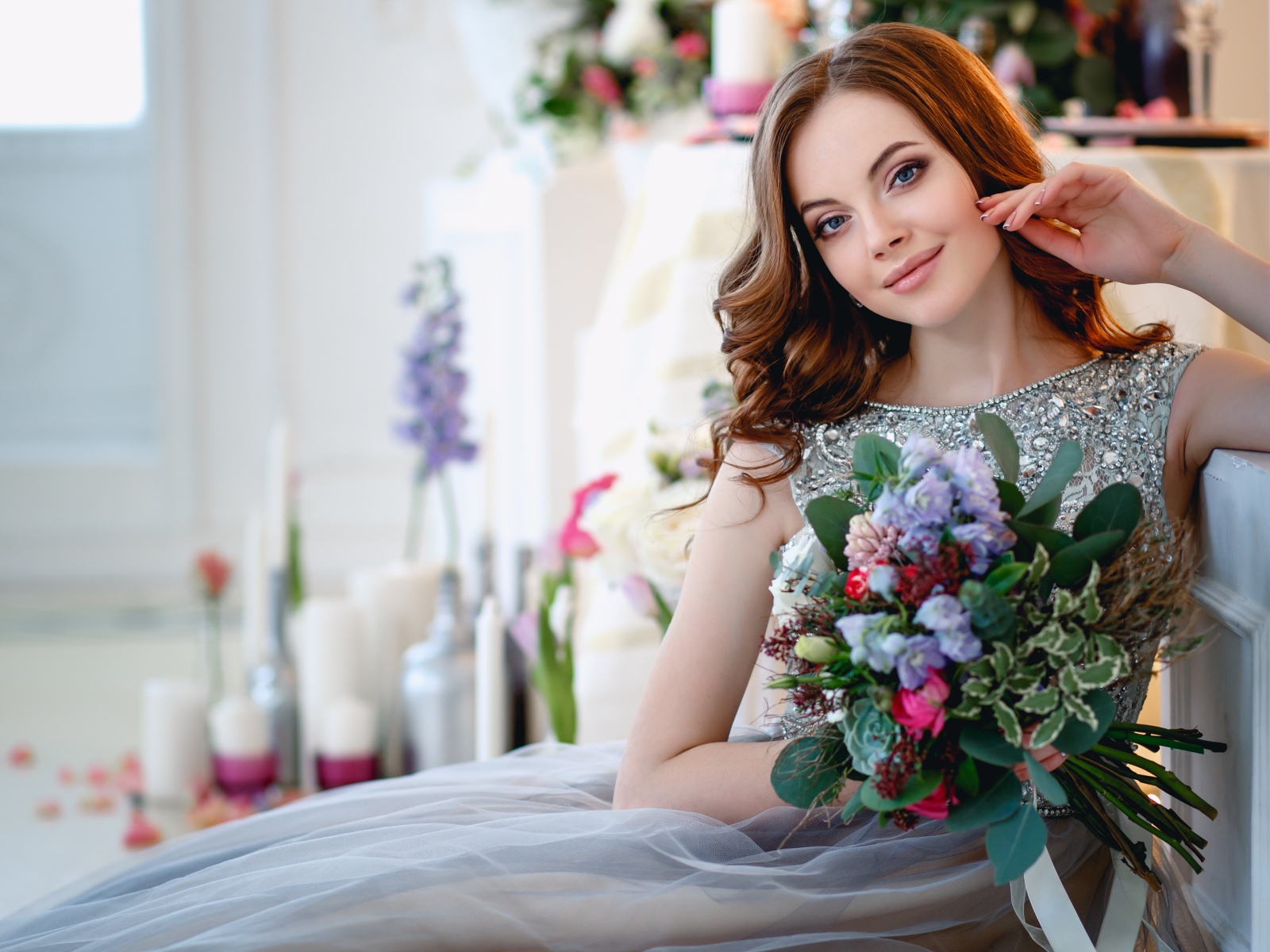 Молодая девушка с букетом цветов в красивом платье