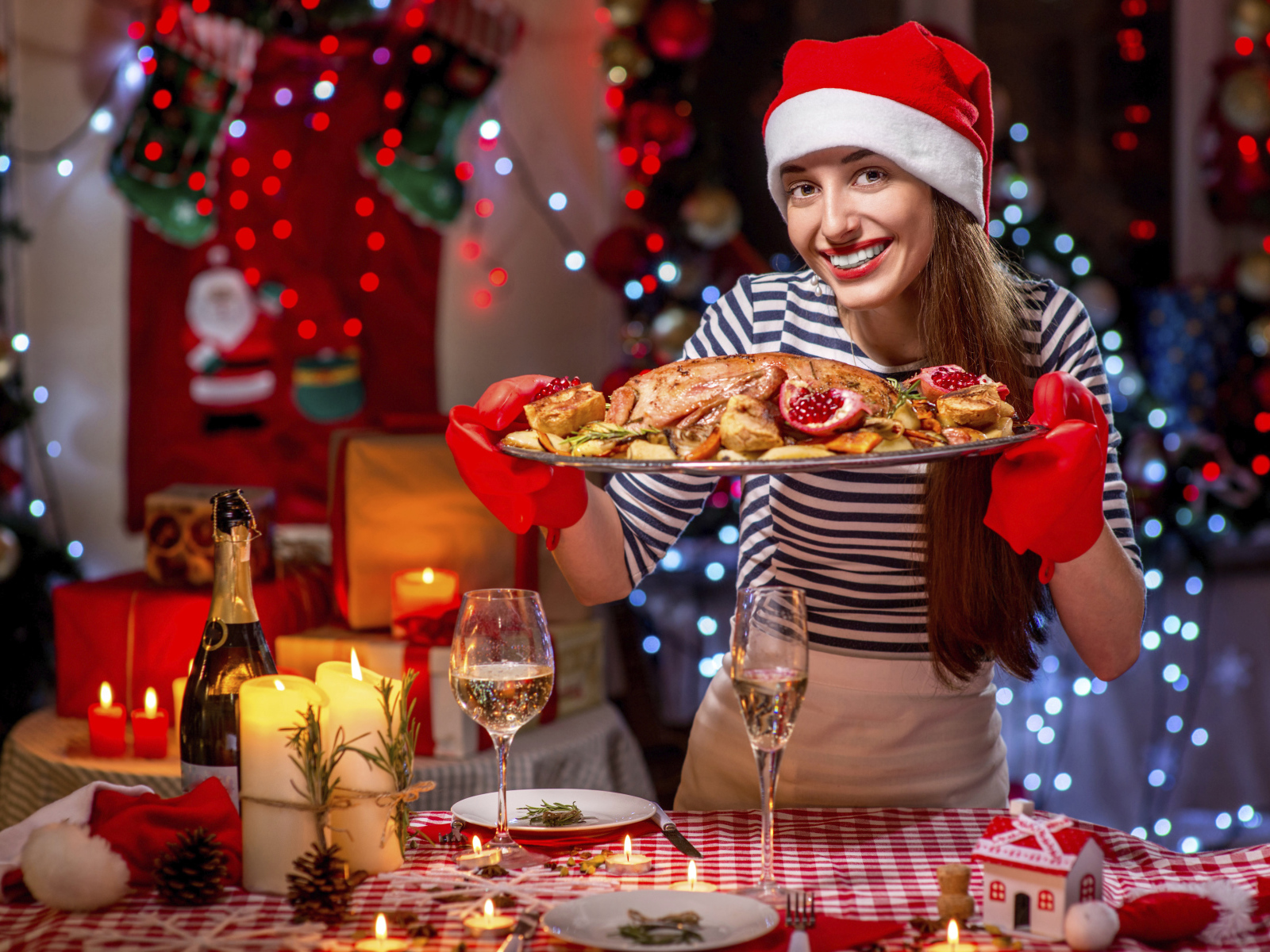 Девушка в костюме готовит угощения на новый год 