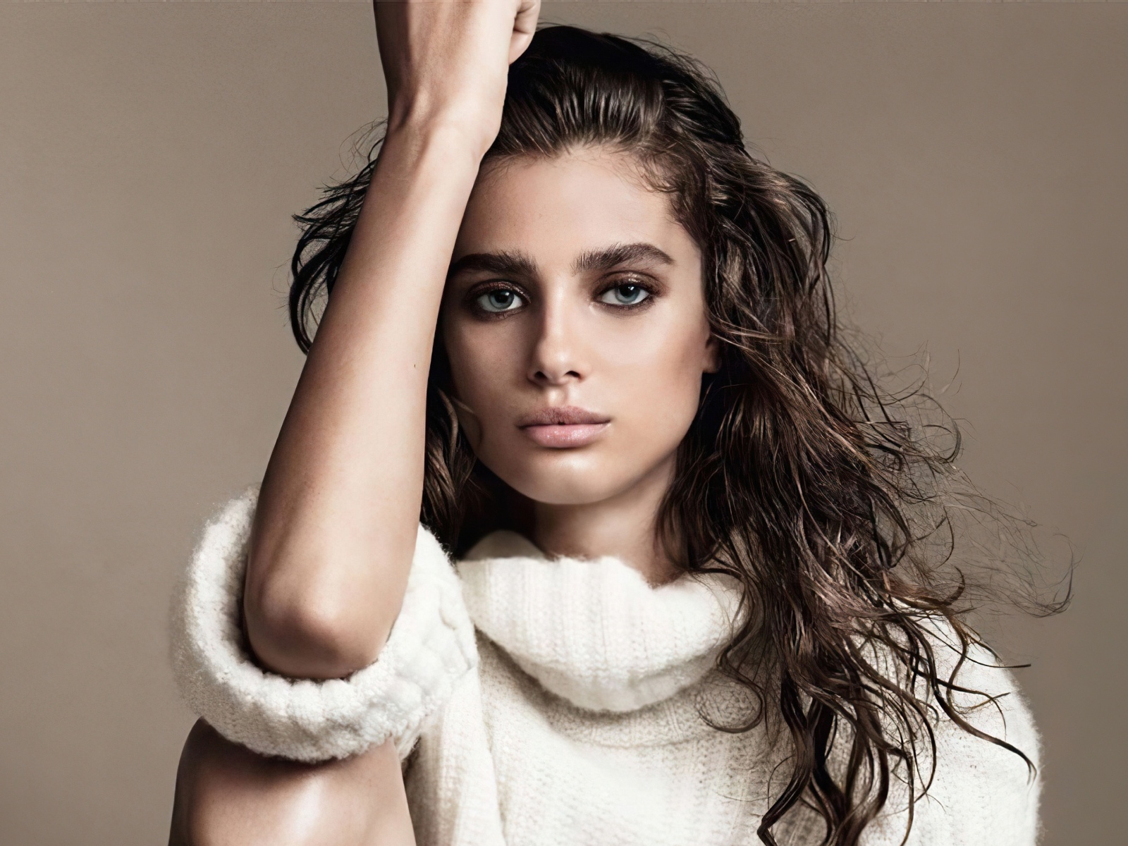 Американская супермодель Тейлор Хилл в белом свитере