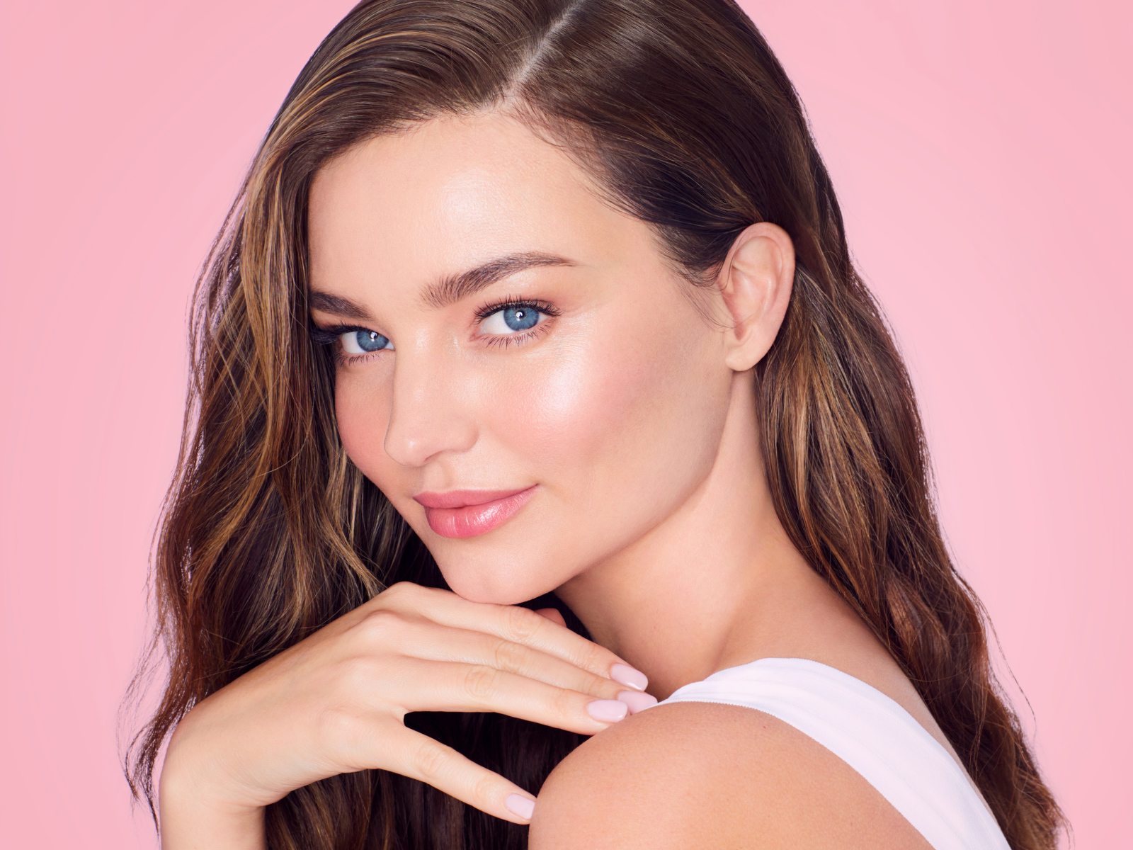 Австралийская модель Миранда Керр на розовом фоне