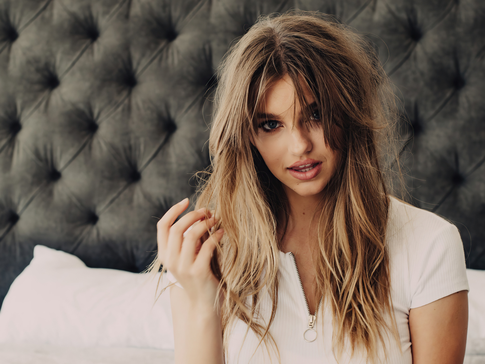 Красивая модель Оливия Брауэр сидит на диване