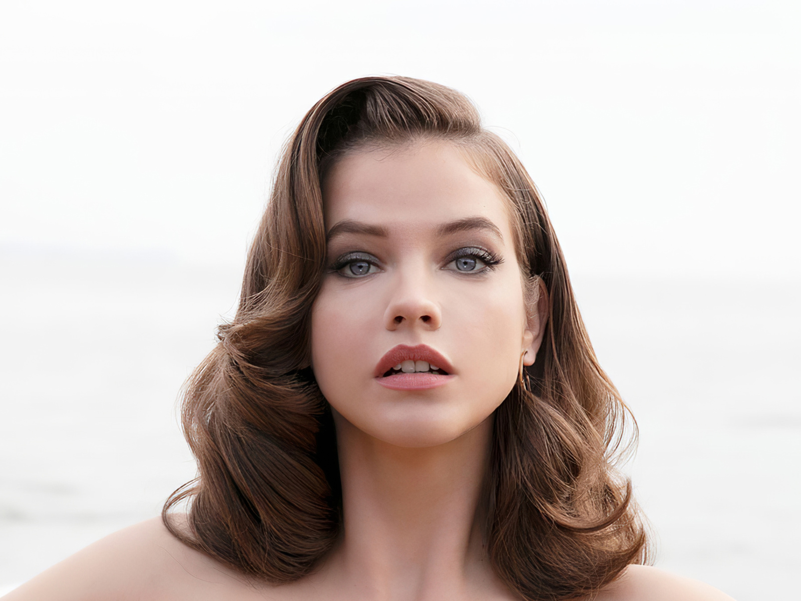 Красивая нежная девушка модель Барбара Палвин на белом фоне