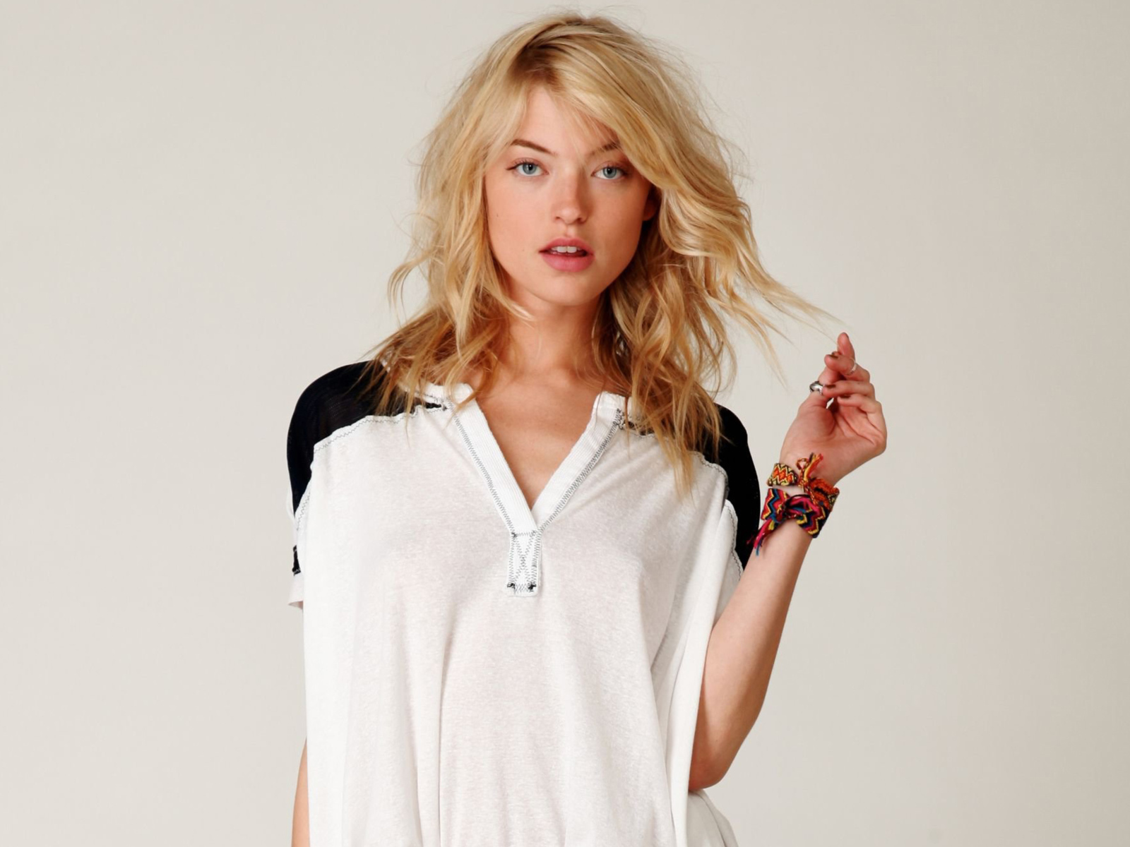 Модель Марта Хант в футболке на сером фоне