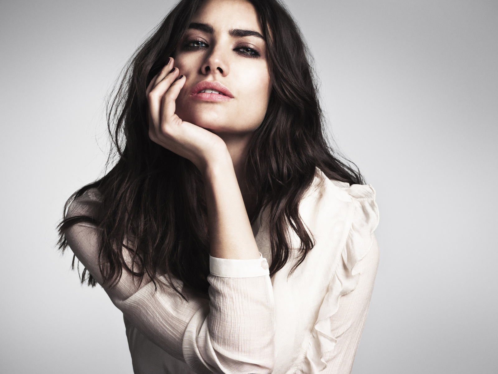 Южноафриканская модель Лорен Меллор на сером фоне