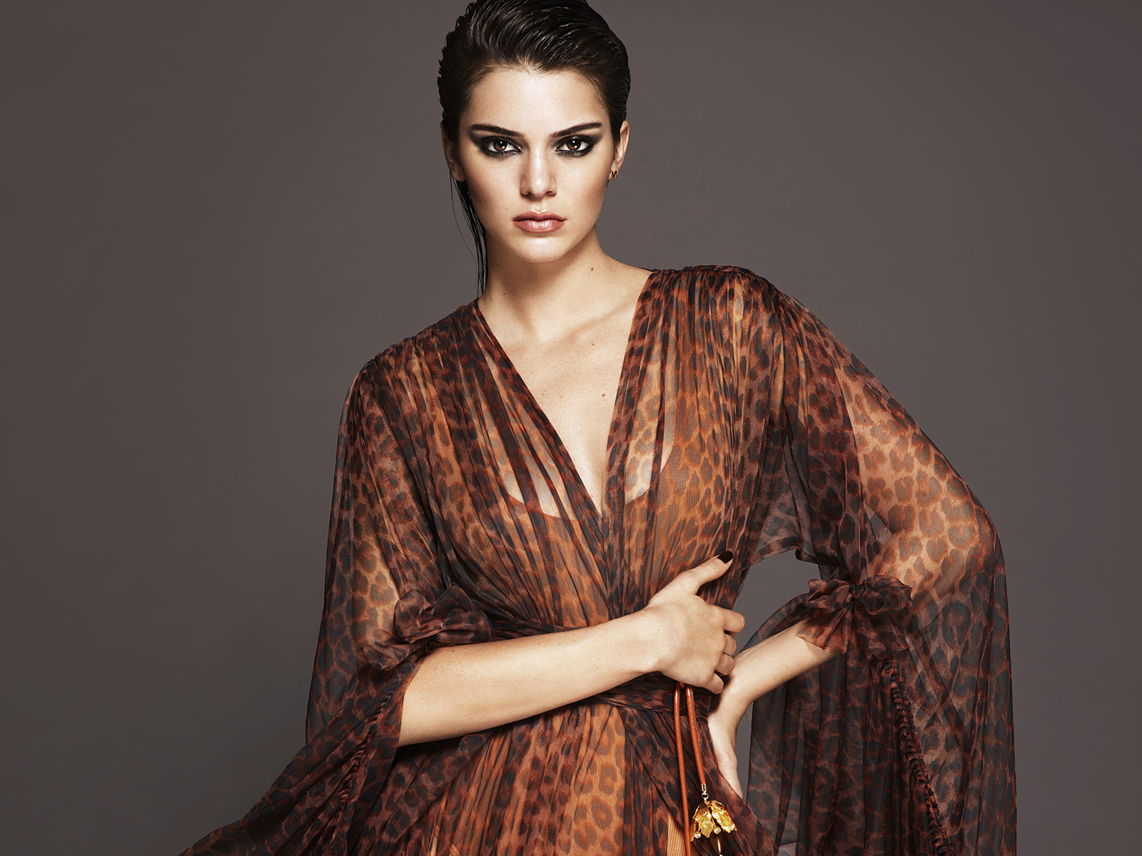 Супермодель Кендалл Дженнер в леопардовом платье на сером фоне