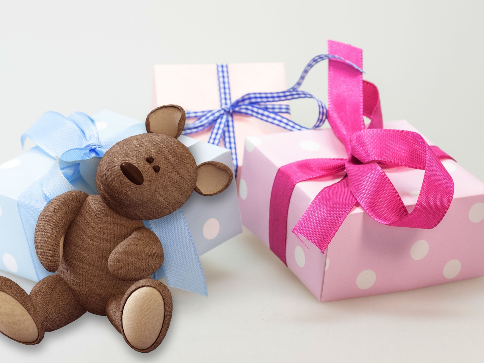Подарки и медвежонок на белом фоне