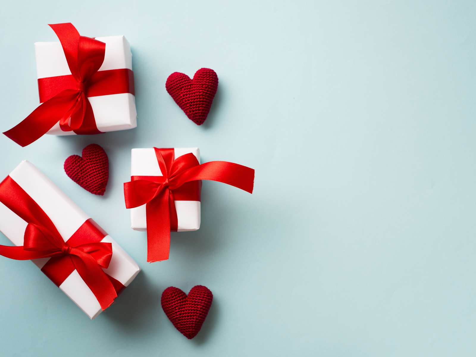 Подарки с красными сердечками на голубом фоне