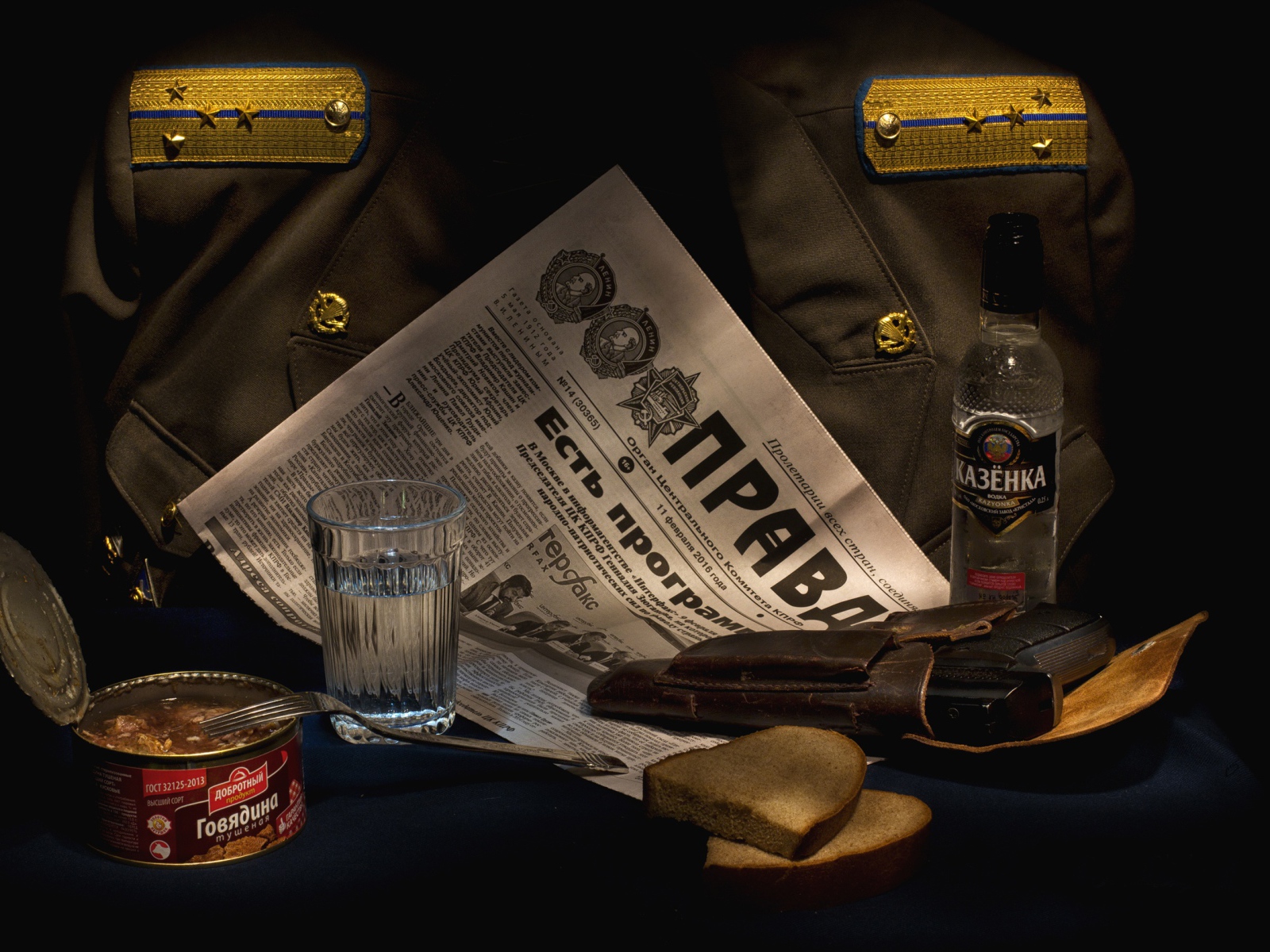 Тушенка, газета, водка, пистолет и военная форма на День Защитника Отечества