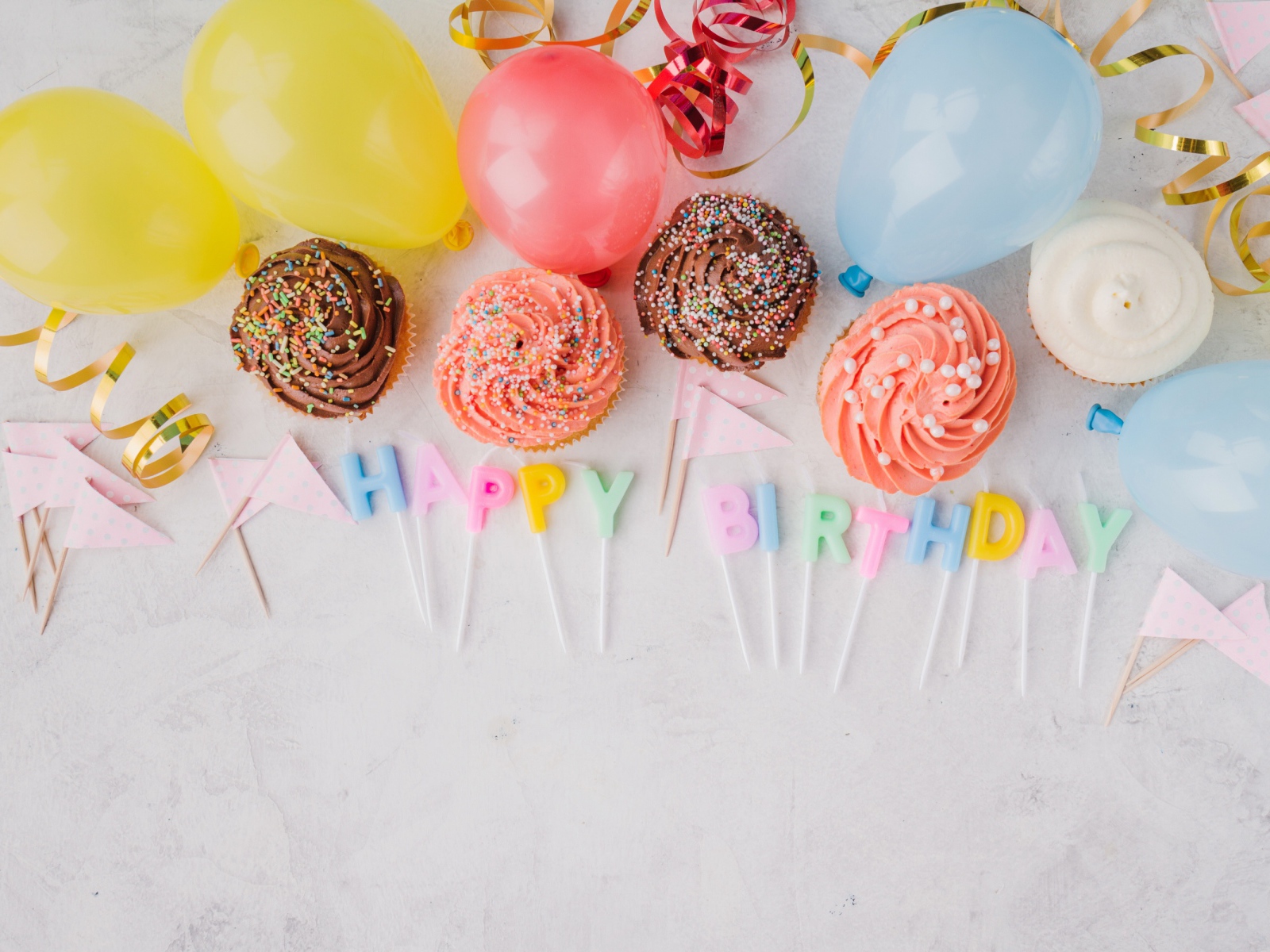 Шарики, сладости и свечи на День рождения 