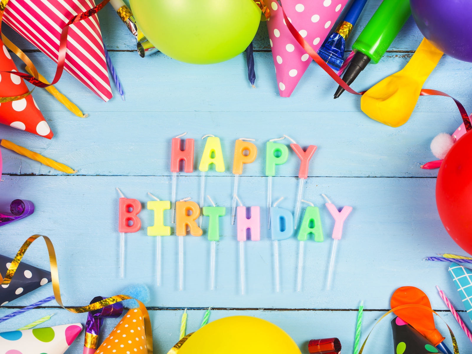 Праздничные свечи на синем столе ко дню рождения 