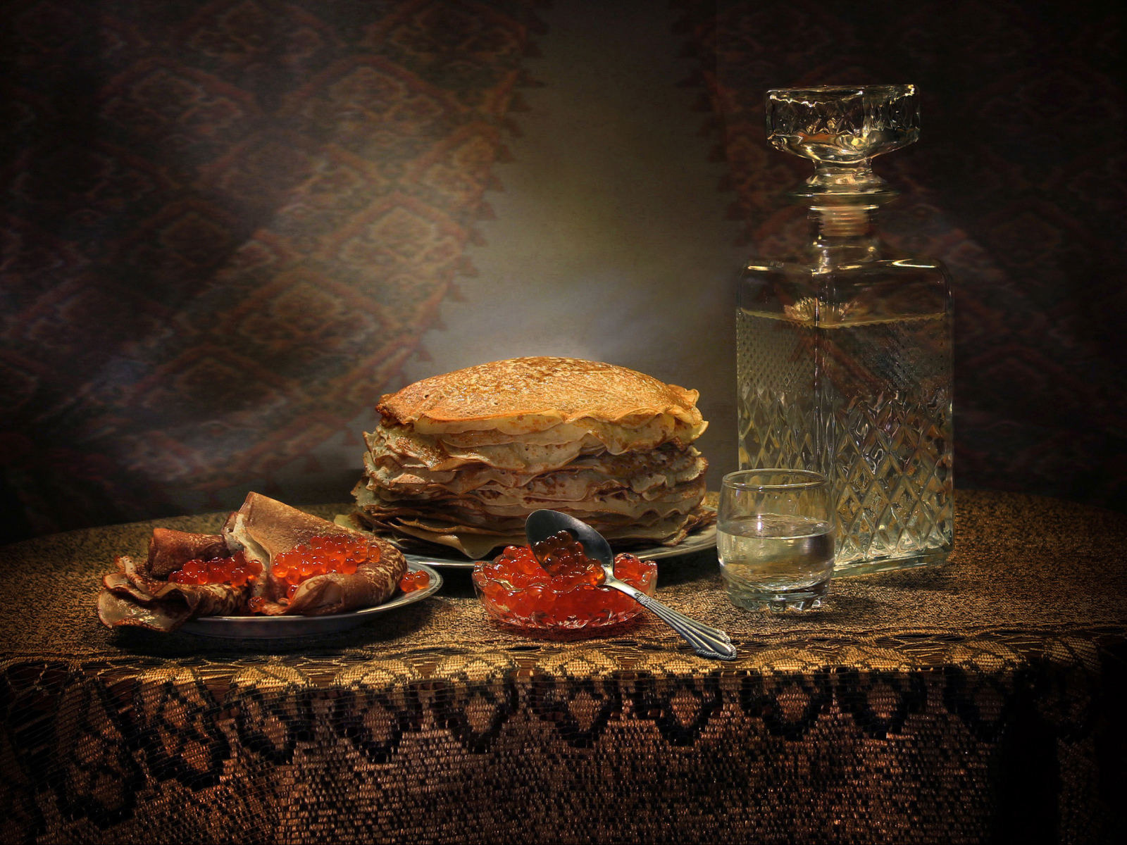 Водка и блины с красной икрой угощение на Масленицу 2020 