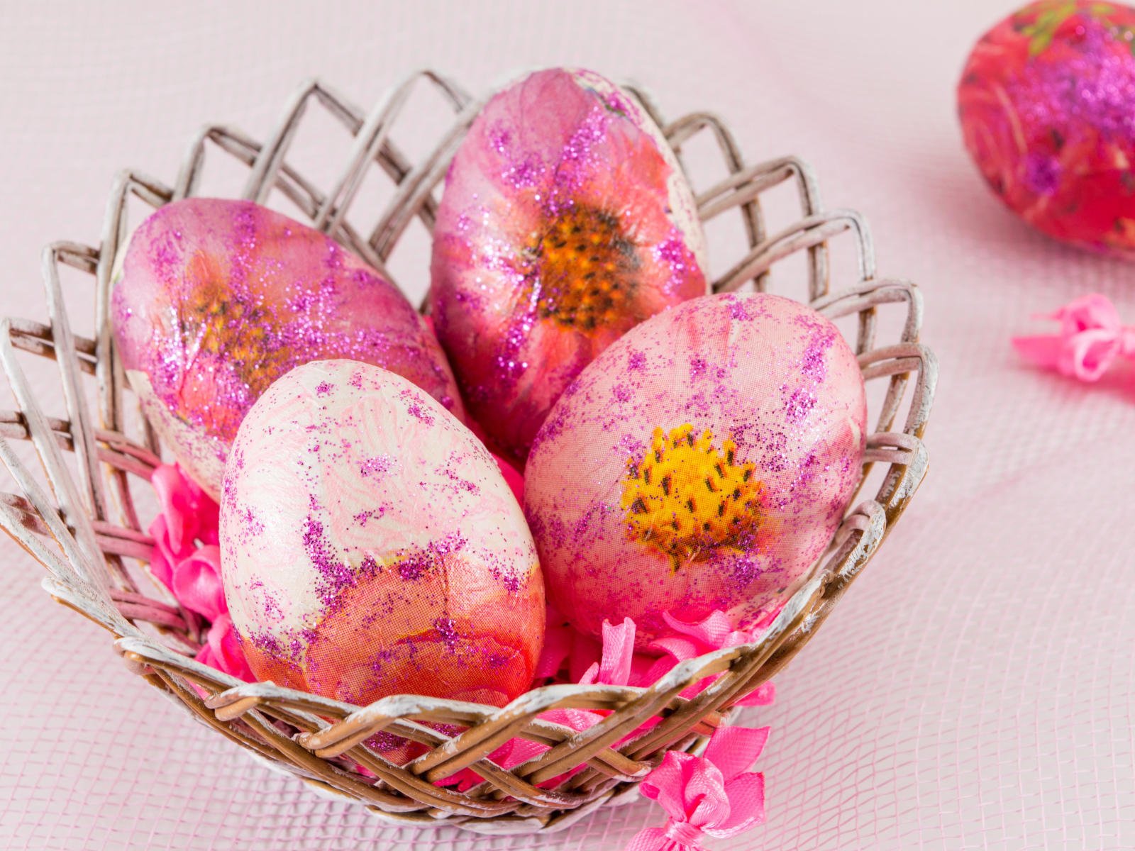 Красивые розовые яйца в корзинке на праздник Пасха