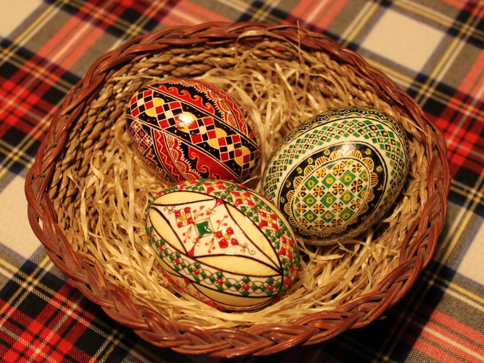 Красивые крашенки в гнезде на столе на Пасху